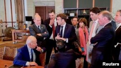 Канцлер Німеччини Олаф Шольц (стоїть ліворуч) серед інших західних лідерів на саміті G20, фото ілюстративне