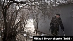 Мужчина прячется от обстрелов. Мариуполь, март 2022 года