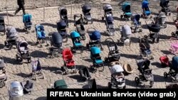 109 бебешки колички бяха изнесени на площад в западния украински град Лвов. Това беше направено от местните, за да се покаже броят на убитите деца от началото на войната