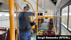 Аби поклеїти плівку на поручні одного трамваю, необхідно 5 людей та один робочий день