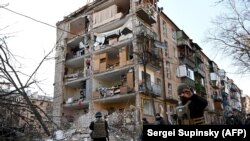 Киевдеги орус армиясынын соккусунан жабыркаган жайкын тургундар жашаган үй. 18-март, 2022-жыл. 