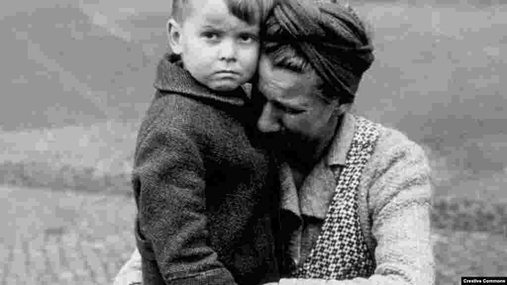 Egy német anya a fiával, miután meglátta, hogy berlini házuk összedőlt a háború alatt 1945 januárjában &ndash;&nbsp;Helen Jakubec sír ötéves kisfiát ölelve egy ideiglenes szállássá átalakított bálteremben a romániai Szucsávában március 20-án. A nő férje és tizenéves fia Ukrajnában maradt