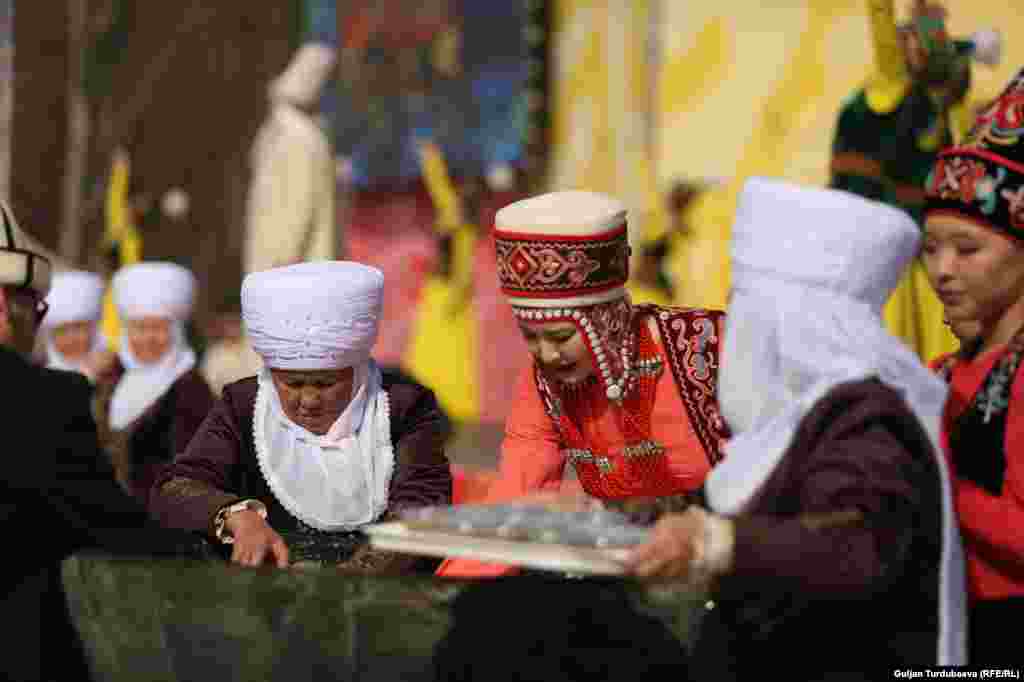 Ноорузда сүмөлөк кайнатылып, жакшы тилектер айтылат. Айыл, шаарларда улуттук оюн-зооктор ойнотулуп, сый тамактар жасалат.
