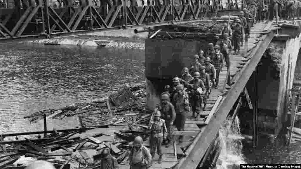 Amerikai csapatok kelnek át a franciaországi Doubs-folyón 1944-ben &ndash; Ukrán katonák kelnek át egy folyón a lerombolt irpinyi híd mellett 2022. március 13-án