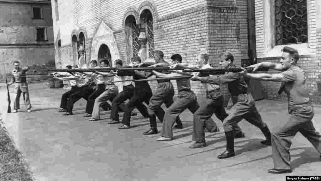 Egy focicsapatot képeznek szuronyharcra Moszkvában 1943 júniusában &ndash; Az ukrán védelmi erőkhöz jelentkező civileket képeznek ki Odesszában 2022. március 18-án