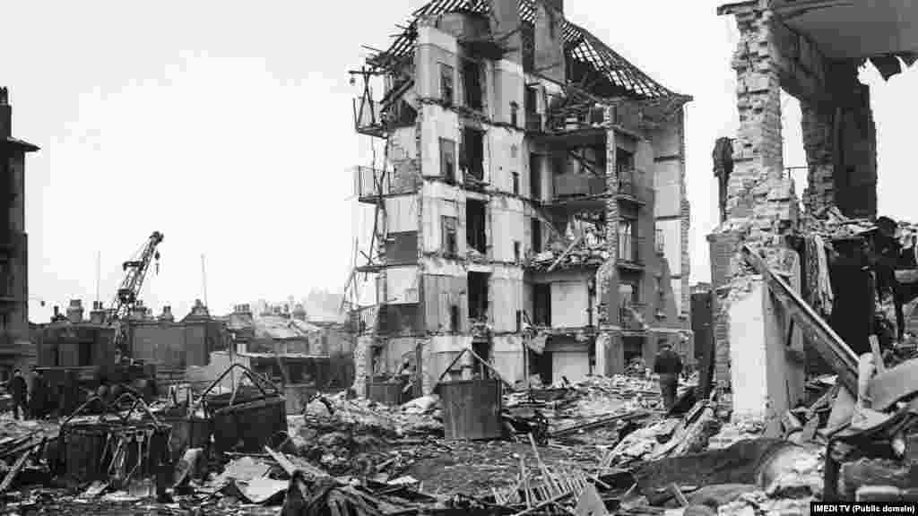 Romba dőlt lakóépületek a kelet-londoni Limehouse-ban&nbsp;1945 márciusában egy német V2-es rakétatámadás után &ndash;&nbsp;Romba dőlt lakóépület Kijevben egy orosz támadás után 2022. március 18-án