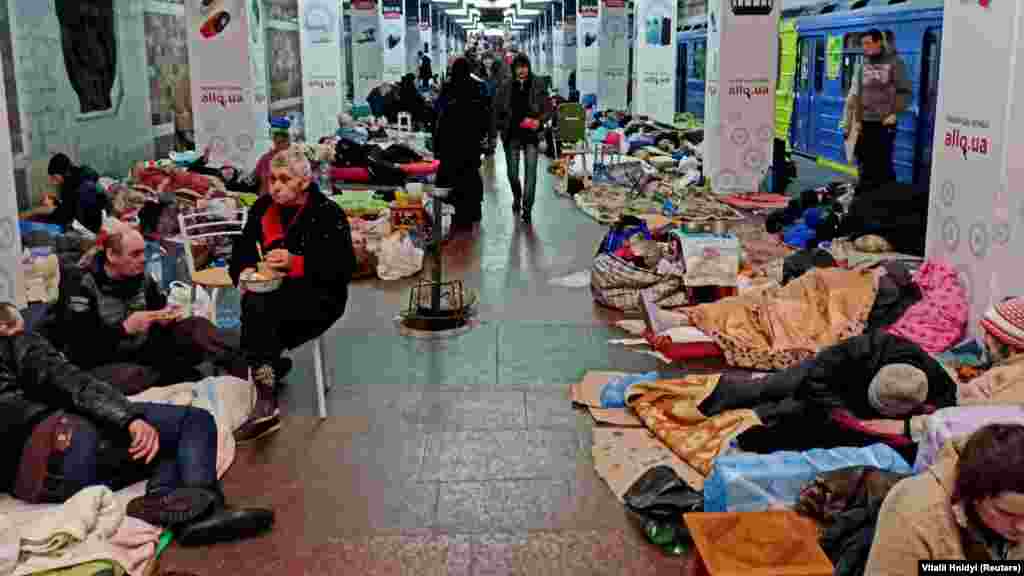 Ukraine -- People shelter from shelling in a metro station