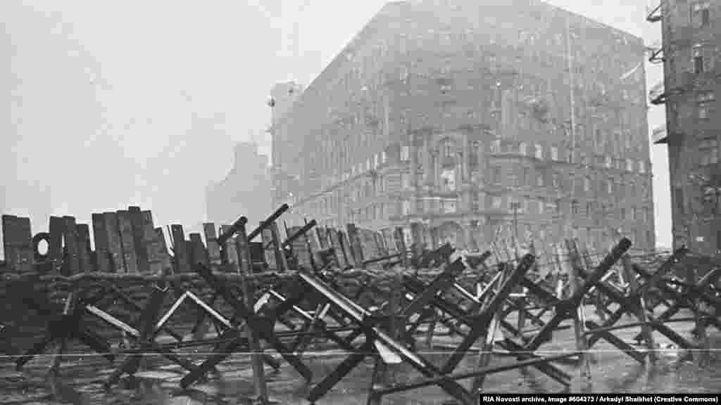Barikádok Moszkva utcáin az előrenyomuló náci csapatok feltartóztatására 1941 októberében &ndash; Barikádok Kijevben az előrenyomuló orosz csapatok feltartóztatására 2022. március 11-én