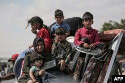 Palestinci koji bježe sa svojim stvarima u Rafahu u južnom pojasu Gaze 29. maja 2024.