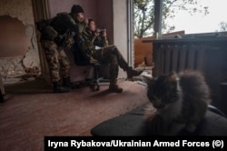 Dva vojnika upravljaju dronom sa položaja u kući na neimenovanoj lokaciji u oktobru.