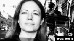 Як зазначає The Insider, після того, як це медіа внесли до переліку «екстремістських організацій» у Росії, Бауліна виїхала з Росії