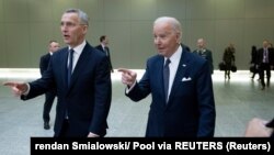 Sekretari i Përgjithshëm i NATO-s, Jens Stoltenberg, duke ecur bashkë me presidentin e SHBA-së, Joe Biden, para një prej 4 samiteve në selinë e NATO-s në Bruksel, Belgjikë, 24 mars 2022.