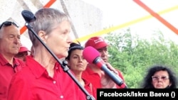Искра Баева е една от хората, подписали петицията. На снимката тя говори на Националния събор на БСП на 3 юли на Бузлуджа. 