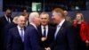 Klaus Iohannis și Joe Biden la un summit NATO/Bruxelles dedicat ajutorării Ucrainei contra Rusiei. În centru, secretarul general NATO, Jens Stoltenberg, alături de adjunctul Geoană. NATO, alianța militară a democrațiilor, îi adăpostește azi și pe V. Orban și pe R.T. Erdogan. 