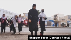 تصویر آرشیف: دختران بی صبرانه منتظر بازگشایی مکاتب هستند