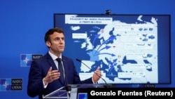 Emmanuel Macron, az Európai Uniós soros elnöki tisztét betöltő Franciaország elnöke a NATO-csúcstalálkozót követő sajtótájékoztatón Brüsszelben 2022. március 24-én.