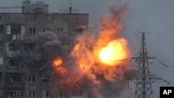 Попри постійні обстріли, російські військові блокували усі виїзди з Маріуполя, кажуть очевидці