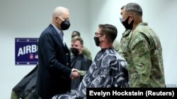 Američki predsednik Džo Bajden u berbernici sa pripadnicima 82. vazdušno-desantne divizije američke vojske tokom posete Poljskoj, 25. mart 2022. 