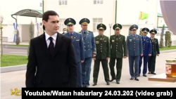 Serdar Berdimuhamedow soňky 15 ýylda adat bolan teatrlaşdyrylan çärä gatnaşýar. 24-nji mart, 2022. 