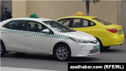 Illýustrasiýa suraty. Döwlet taksileri. Aşgabat. Arhiwden alyndy. Mart, 2022 ý. 