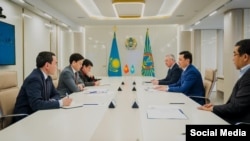 Кыргызстандын Казакстандагы элчиси Дастан Дүйшекеевдин Нур-Султан шаарынын акими Алтай Кульгинов менен жолугушуусу. 27-апрель, 2022-жыл. 