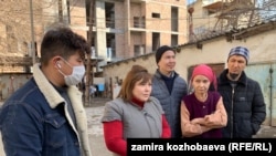 Жабыркаган үйдүн тургундары.