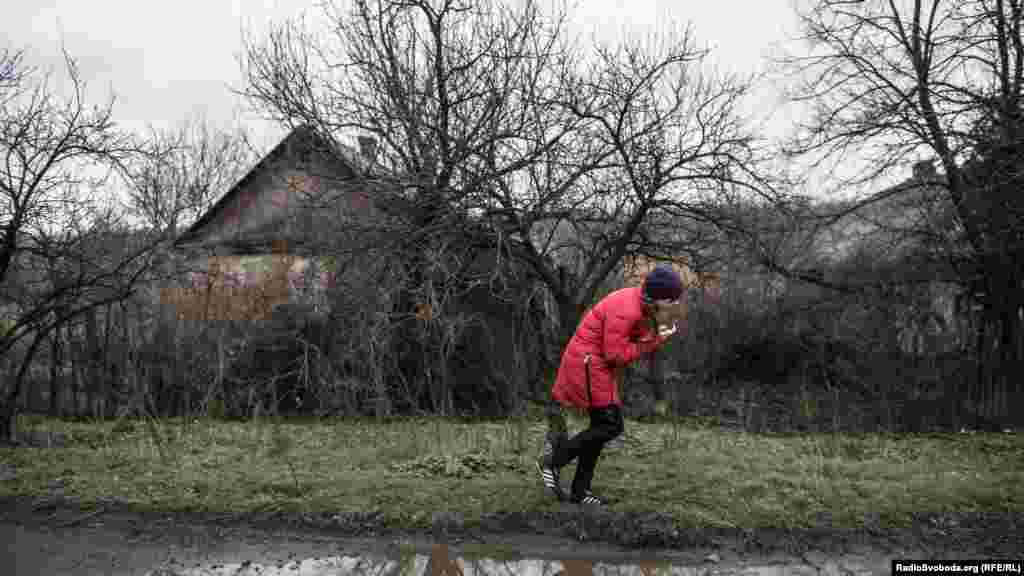 Один із небагатьох місцевих жителів селища Золоте
