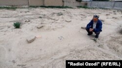 Хошим Хамроев у могилы сына