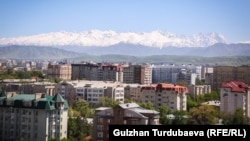 Все многоэтажные дома, построенные в Бишкеке в советское время, были подключены к ТЭЦ. В последние годы новые дома все чаще отапливаются газом и электричеством. В 2024 году правительство официально запретило подключать новые объекты к ТЭЦ.