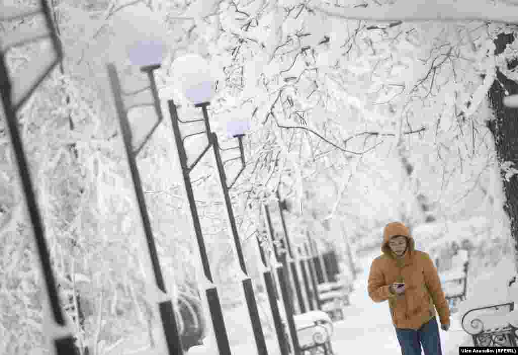 &ldquo;Түндүкэлектр&rdquo; авариялык абалда өчүрүп калган линияларды калыбына келтириш үчүн учурда 128 бригада оңдоо иштерин жүргүзүп жатканын маалымдады.&nbsp;