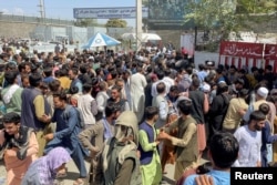 Люди біля міжнародного аеропорту в Кабулі, 16 серпня 2021 року