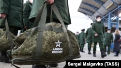 Szevasztopol, Krím, 2021. december 3.: besorozottak sorakoznak a vasútállomáson, mielőtt elindulnának az orosz hadseregbe katonai szolgálatra