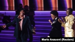 Silk Sonic тобу сахнада