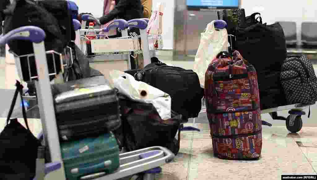 Туркменистанцы приезжают с внушительным багажом. Многие намереваются уехать насовсем.&nbsp; &nbsp;