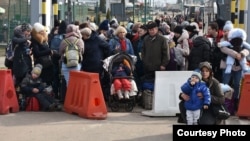 Українські біженці на румунському кордоні під час повномасштабного вторгнення Росії, архівне фото