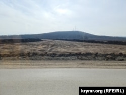 Ширина нової дороги від траси Феодосії в районі Грушівки на Судак. Крим, березень 2025 року