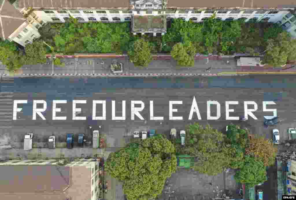 Fotografija snimljena dronom prikazuje mural na ulici sa porukom &quot;Oslobodite naše vođe&quot;, kao simbol otpora protiv vojnog puča u Jangonu, 20. februar.