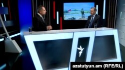 Секретарь Совета безопасности Армении Армен Григорян (справа) в студии Азатутюн ТВ, Ереван, 29 апреля 2022 г.