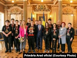 Poza de grup la invitația primarului din Arad. Delta Force, elevi, mentori și directoarea Liceului de Informatică