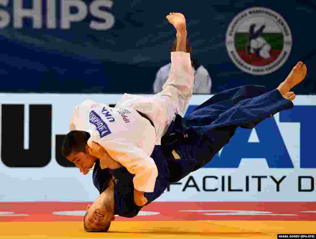 Yevhen Honcharko nga Ukraina (lart) duke garuar kundër Lennart Slambergerit nga Gjermania në Kampionatin Evropian të Xhudos në Sofje.