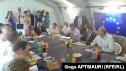 Стороны сегодня вновь обсудили недавние события в селах Цителубани, Орчосани и Хурвалети. Грузинская сторона потребовала вернуть флаг, однако получила отказ