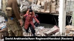 Un copil iese din uzina siderurgică Azovstal în timpul evacuării combinatului, după aproape două luni de asediu al armatei ruse, Mariupol, Ucraina