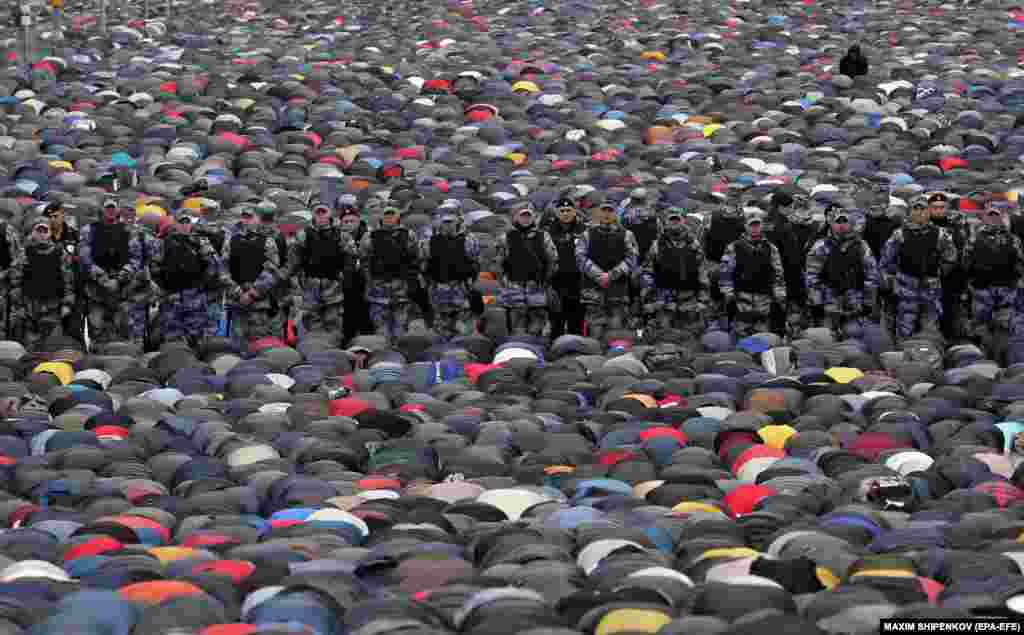 Полицейские наблюдают за молитвой в первый день трехдневного праздника возле Центральной Соборной мечети в Москве, 2 мая