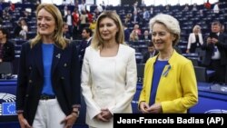 Președinta Parlamentului European, Roberta Metsola, prima doamnă a Ucrainei, Olena Zelenska și președinta Comisiei Europene, Ursula von der Leyen în plenul Parlamentului European pentru dezbaterea despre starea Uniunii Europene, Strasbourg, Franța, 14 septembrie 2022.