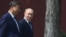 Президент Росії Володимир Путін (праворуч) розмовляє з президентом Китаю Сі Цзіньпіном під час зустрічі в Пекіні 2 вересня 2025 року