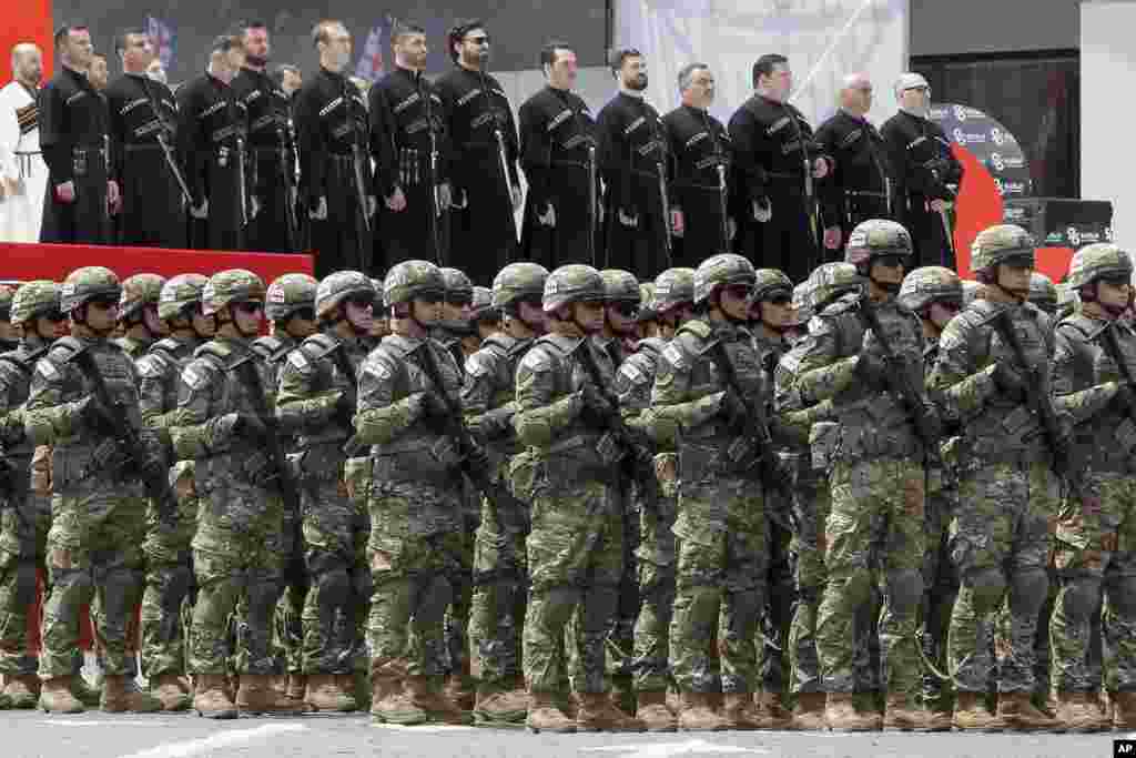 نیروهای گرجستانی در تفلیس خود را برای حضور در رژهٔ جشن روز استقلال کشورشان در ۲۶ مه آماده می‌کنند