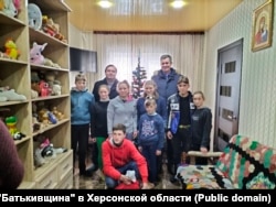 Вихованці дитячого будинку Лідії Шарварли на Херсонщині, крайній праворуч – загиблий Олександр Якущенко з рідною сестрою