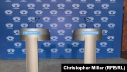 Подготовленные подиумы для участников дебатов