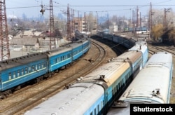 Составы на железнодорожном вокзале в Мариуполе. Иллюстративное фото