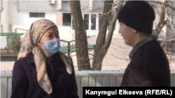 Бакыт Базарбаев апасы Имигүлсүн Сапарова менен.